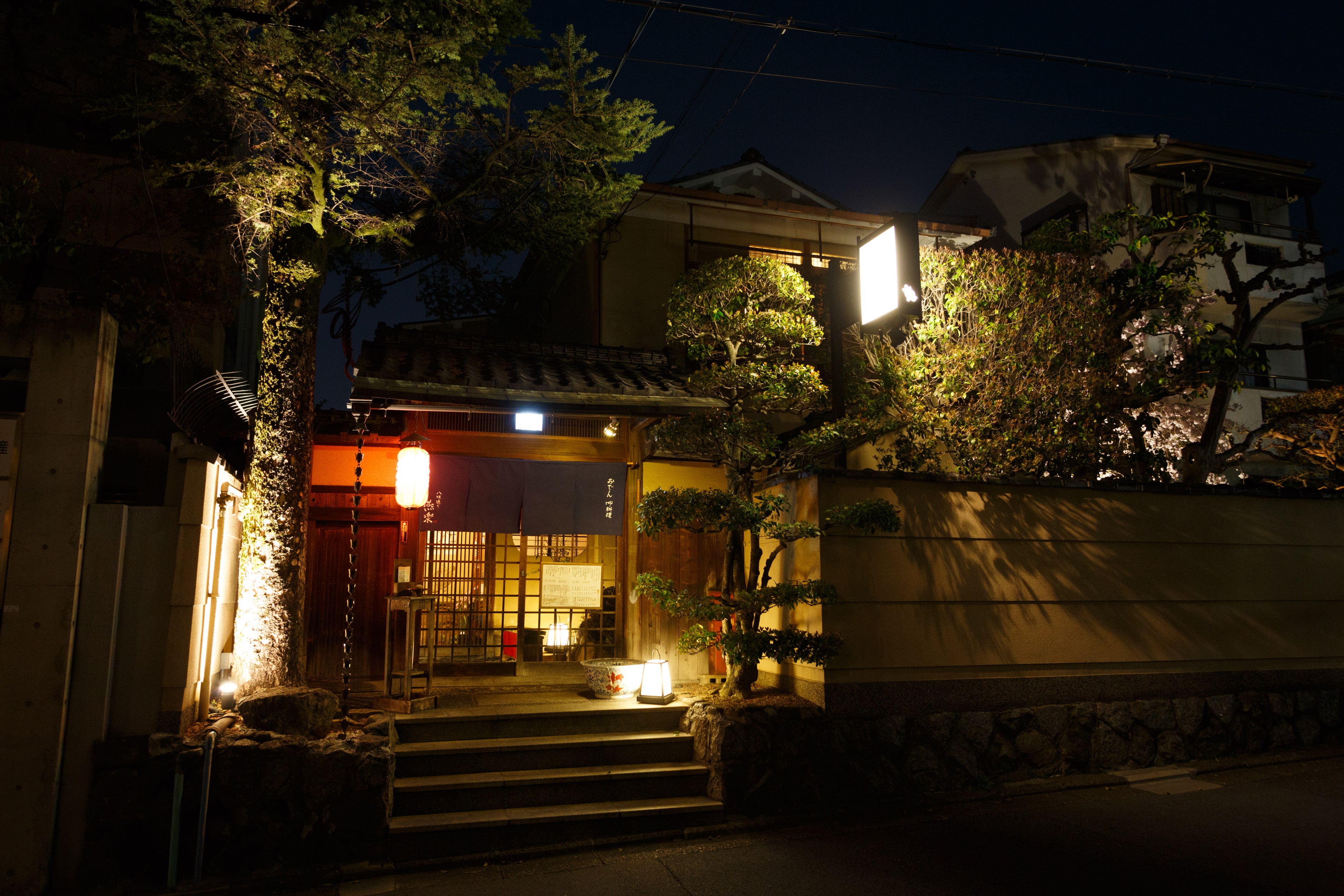 Exterior view of Yasakadori Enraku, the traditional venue for the Kyoto Geisha Experience