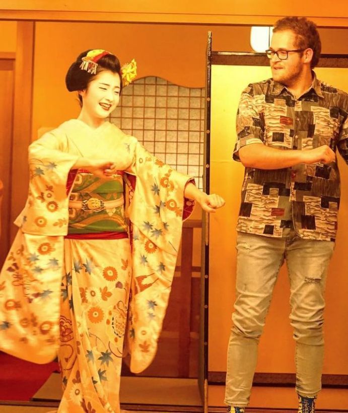 Guests sharing a conversation with a Maiko during the Geisha Experience